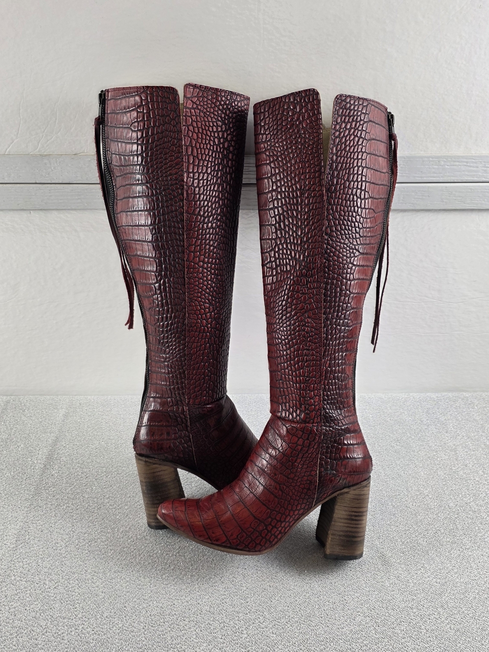 NEW Freebird Jasper Knee-High Croc-Embossed Block Heel Boots Red Wmn's 9 NO BOX